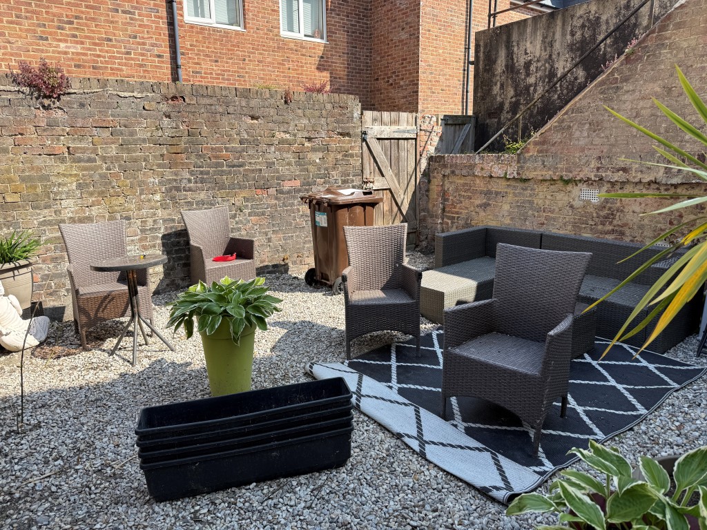 Lot: 78 - FREEHOLD MIXED USE INVESTMENT IN TOWN CENTRE - Ground floor rear patio